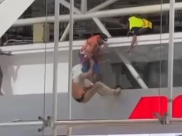 El hombre cayó desde un techo en la terminal de autobuses de Cancún