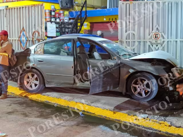 Una mujer en presunto estado de ebriedad provocó un aparatoso choque en la colonia Benito Juárez de Ciudad del Carmen.