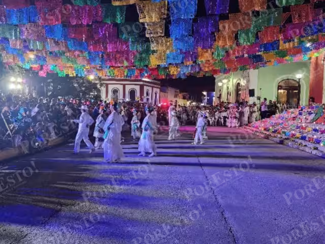 Desfile de las Ánimas y mega altar iluminan el corazón de Dzitbalché