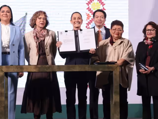 La presidenta de México firmpo este lunes el decreto para hacer nacional la Universidad Rosario Castellanos