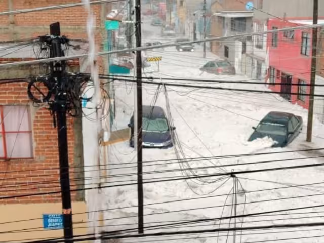 Así luce la calle Benito Juárez en Puebla, a causa de la caída de granizo