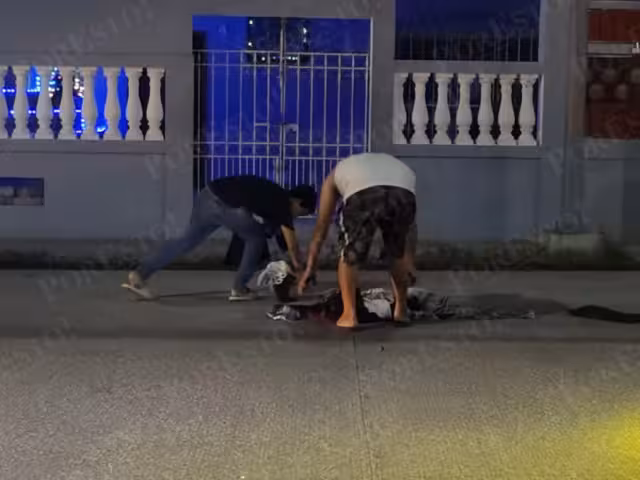 Vecinos presencian altercado por celos que deja daños materiales y tensión