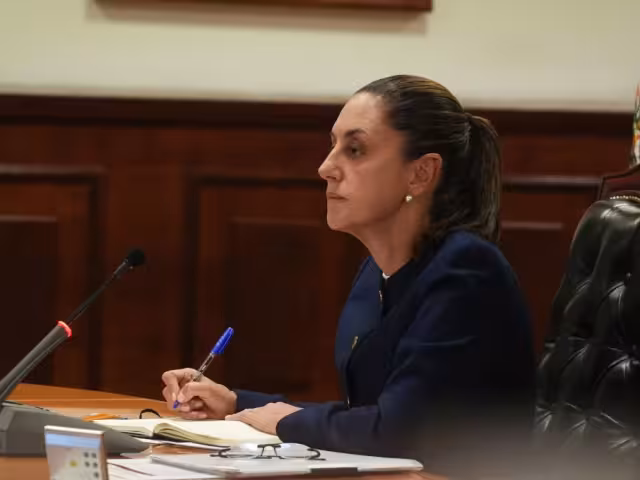 Presidenta Sheinbaum evalúa apertura de caminos y entrega de apoyos a afectados por las lluvias