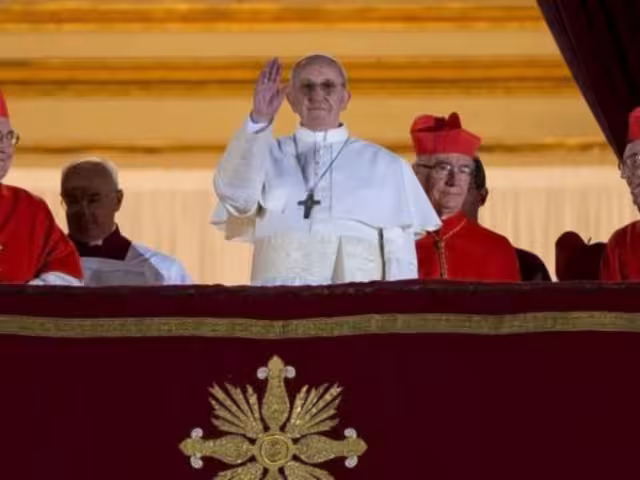 El 13 de marzo de 2013, tras la renuncia de Benedicto XVI, el Cónclave lo eligió como el 266° Papa de la Iglesia Católica