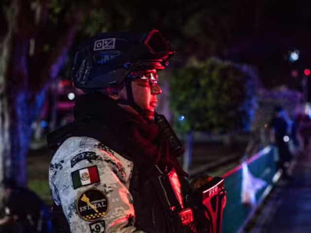 Escoltas de la hija del gobernador de Sinaloa resultan heridos en ataque armado; alcanzan a autobús de pasajeros