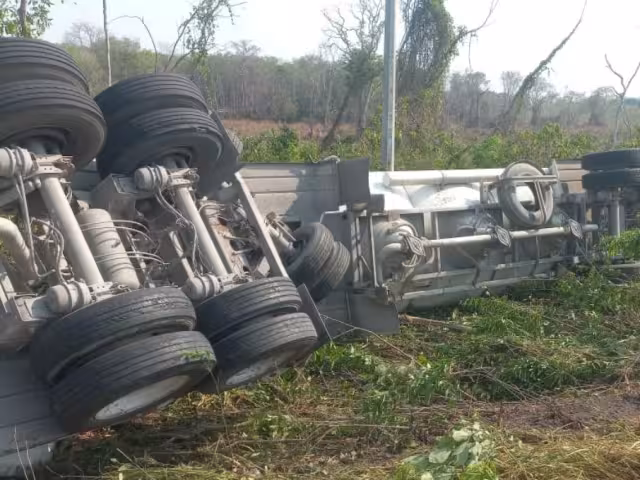 Así terminó el tractocamión en la carretera