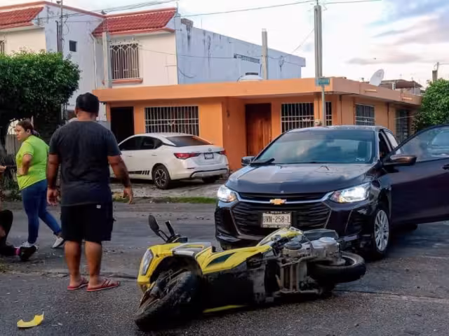 Motociclista resulta afectada tras percance vial en Chetumal