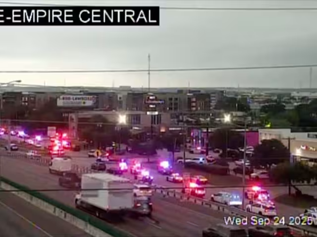 Testigos reportaron decenas de patrullas y ambulancias sobre la I-35E, cerca de Empire Central