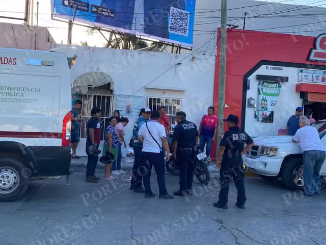 Motociclista pierde el control y atropella a mujer en paso peatonal