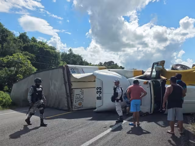 Tráiler vuelca en la carretera de Cafetal-Mahahual; no se reporta ningún lesionado