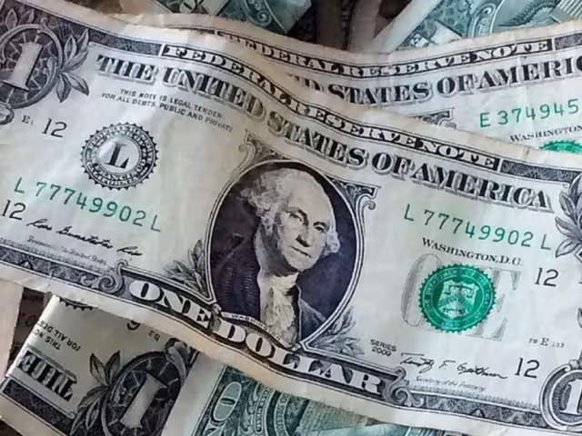 El precio del peso frente al dólar se vio beneficiado luego del anuncio del gabinete que acompañará a la próxima presidenta de México