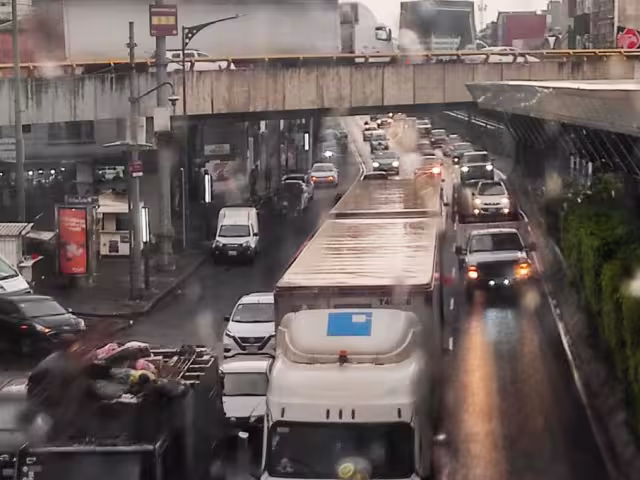 El programa Hoy No Circula es una medida ambiental que restringe la circulación vehicular en días específicos