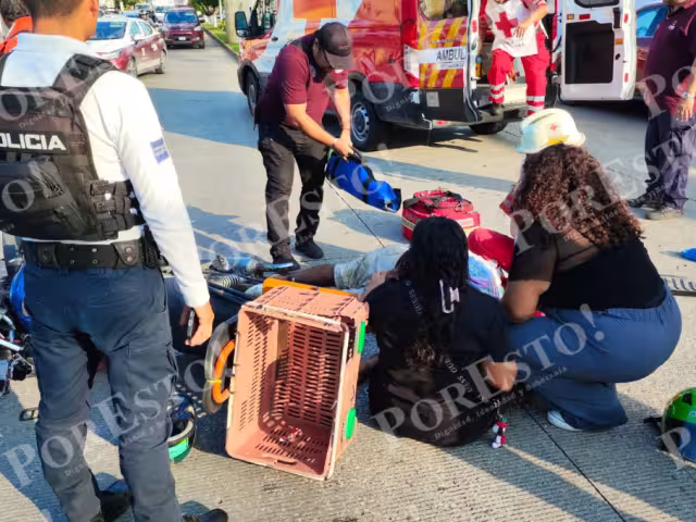 Una pareja de motociclistas resultó gravemente herida tras ser impactada por una camioneta en la colonia Francisco I. Madero.