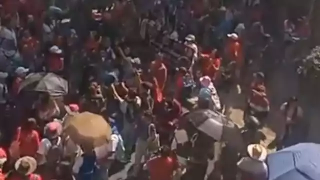 Testigos del hecho aseguraron que el hombre intentó pasar por la fuerza, arrojando la unidad contra los manifestantes