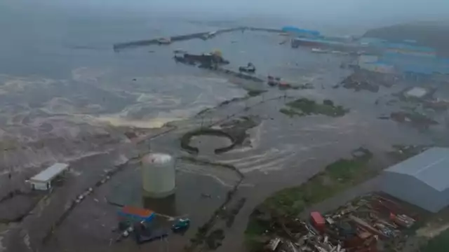 Videos difundidos en redes sociales muestran el dramático momento en el que las olas arrasan con instalaciones portuarias en la ciudad rusa de Severo Kurilsk