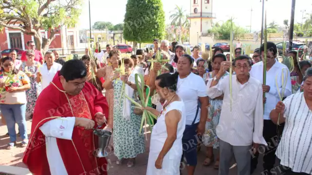 Bendicen palmas en Domingo de Ramos