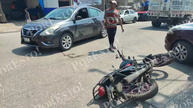 Un motociclista identificado como Pablo resultó lesionado tras chocar contra un automóvil en la colonia Compositores de Ciudad del Carmen.