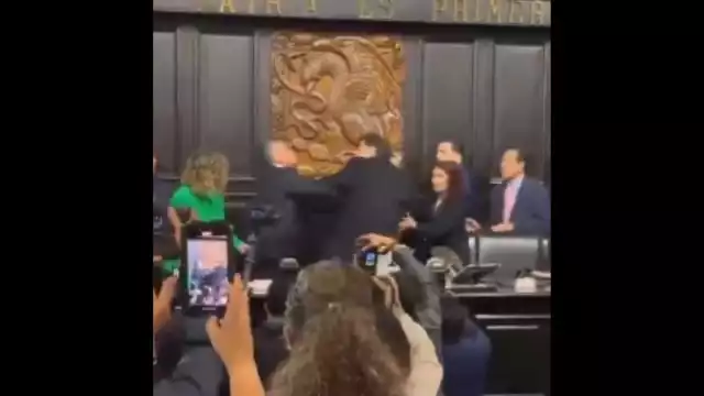 El incidente ocurrió mientras se entonaba el Himno Nacional para cerrar la sesión