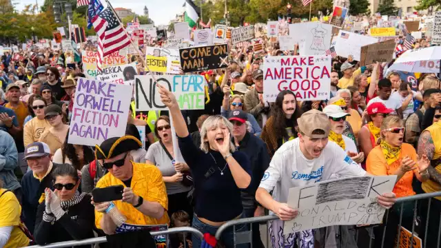 Los manifestantes portaron banderas estadounidenses y prendas amarillas, símbolo de resistencia pacífica