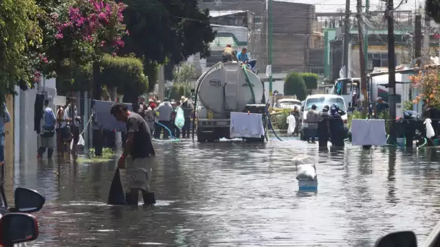 Durante este lunes, continuaron los trabajos de desagüe y limpieza de calles