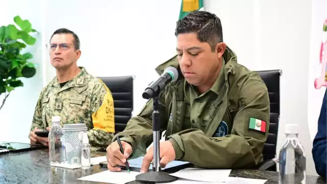 Ricardo Gallardo Cardona, gobernador de San Luis Potosí (derecha)