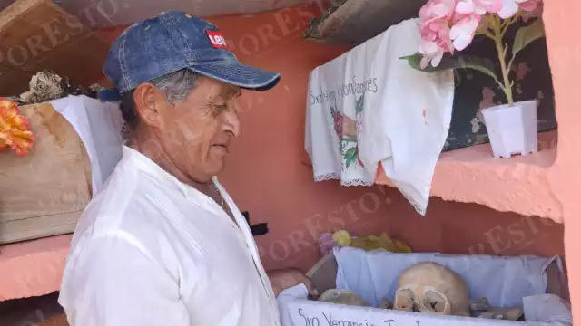 En Pomuch, Hecelchakán, Campeche, se intensifica la limpieza de restos óseos en el cementerio ante la proximidad del Día de Muertos