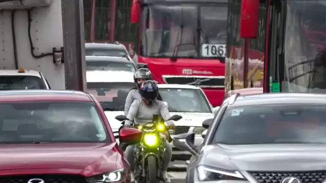 El programa Hoy No Circula es una medida ambiental que restringe la circulación vehicular en días específicos