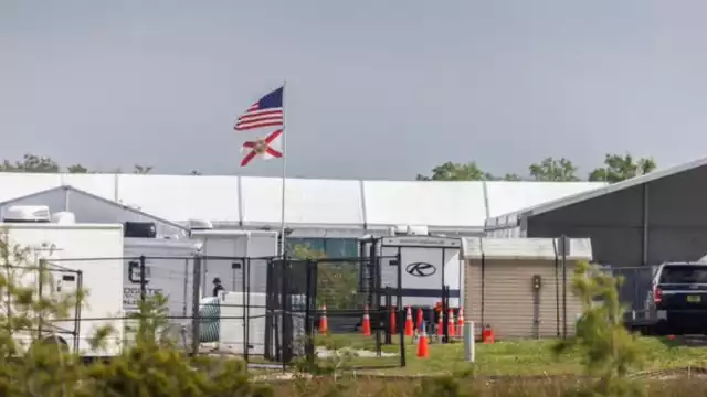 Actualmente, 336 personas permanecen detenidas en Everglades, también conocido como "Alcatraz Alligator"