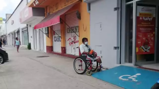 Don Roberto pide limosna en las calles, no ha tenido apoyo de las autoridades