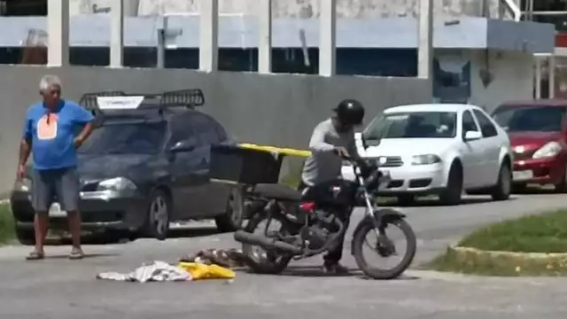 Motociclista es embestido por un vehículo particular en colonia Centro de Chetumal