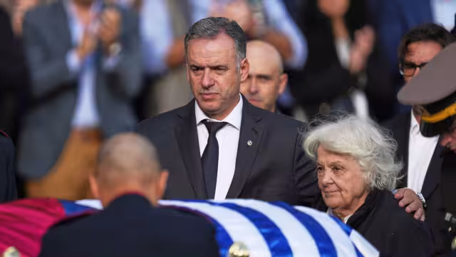 Yamandú Orsi, presidente de Uruguay,  acompañando a la viuda del exmandatario, Lucía Topolansky
