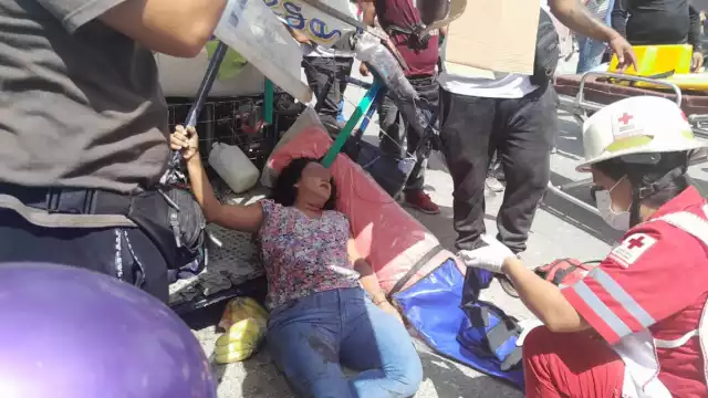 Pasajera sufre lesiones graves tras colisión con triciclo y tráiler.