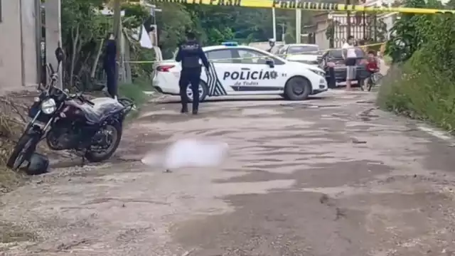 El hombre se sintió mal, estacionó su motocicleta y cayó al pavimento.