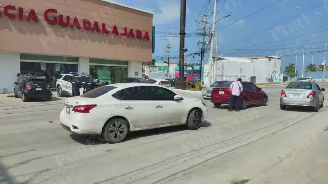 Un choque por alcance ocurrió la mañana del viernes en la colonia San Carlos, cerca de la glorieta del Galeón.
