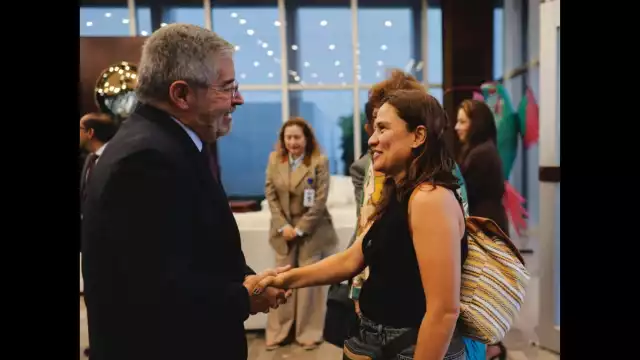 El canciller Juan Ramón de la Fuente recibió en el AICM a los mexicanos que formaban parte de la flotilla Global Sumud