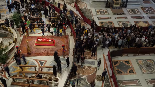 Ante la masiva afluencia de fieles, se decidió ampliar el horario de visita, manteniendo la basílica abierta durante toda la noche