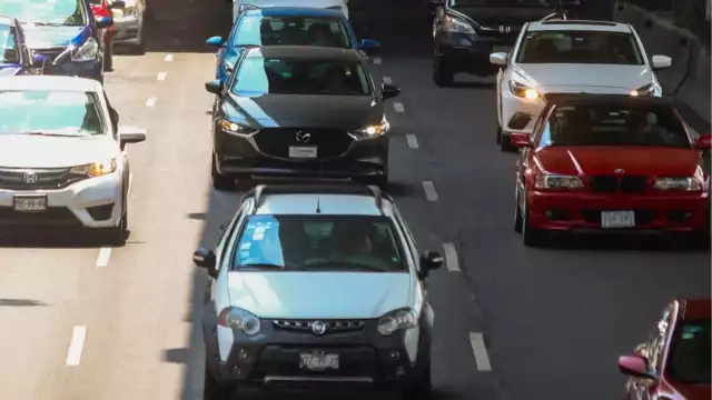 El programa Hoy No Circula es una medida ambiental que restringe la circulación vehicular en días específicos
