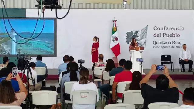 Frente Nacional Mujeres se manifiesta durante la mañanera de Claudia Sheinbaum