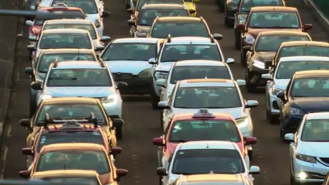 El programa Hoy No Circula es una medida ambiental que restringe la circulación vehicular en días específicos