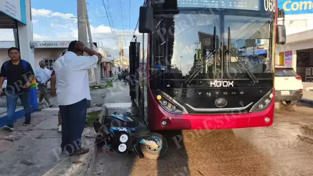 Mujer motociclista choca contra un Ko’ox en Campeche; el pavimento mojado causó el derrape