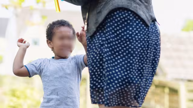 Este padecimiento lo expresan a través del llanto, ataques de rabia, agresión hacia otras personas; además presentan problemas como enuresis y encopresis