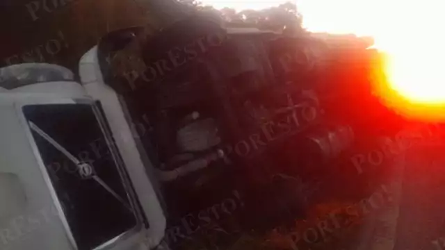 Tráiler con carga menonita vuelca en Hopelchén; el chofer resulta herido