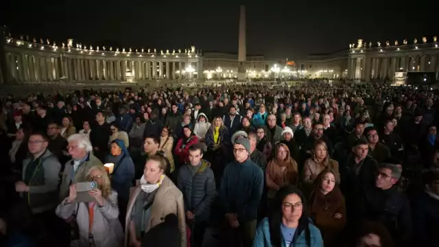 Fuentes vaticanas indican que, a pesar de su estabilidad, el papa aún deberá permanecer en el hospital por un tiempo indeterminado