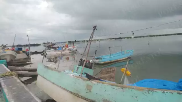 Pescadores de Sabancuy resguardaron sus lanchas ante el cierre de puertos por el frente frío número 13.