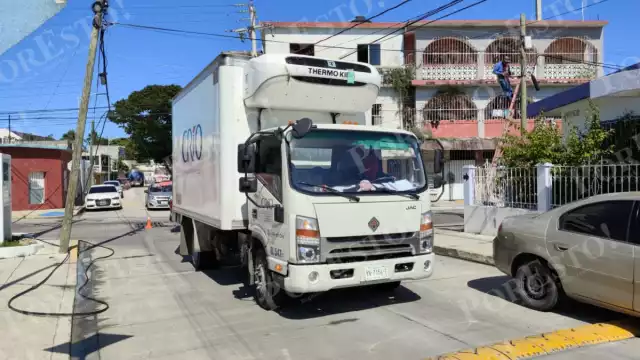 El conductor de un camión refrigerante enganchó los cables y provocó la caída del poste, afectando el tránsito y el servicio telefónico.