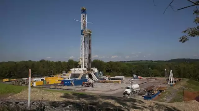 El fracking consiste en perforar pozos profundos e inyectar agua a alta presión con químicos