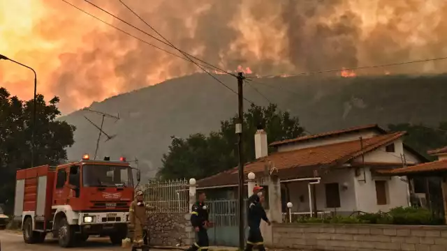 En Grecia, el fuego iniciado el pasado martes en la región de Corinto, al sur del país