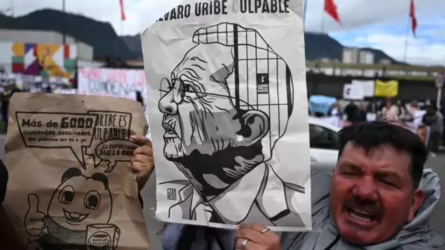 Condenan a Álvaro Uribe a 12 años de prisión domiciliaria por soborno y fraude procesal