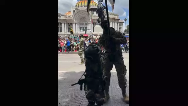 El clip, que ha compartido la Defensa a través de su cuenta de Facebook destaca un acto de empatía y bondad