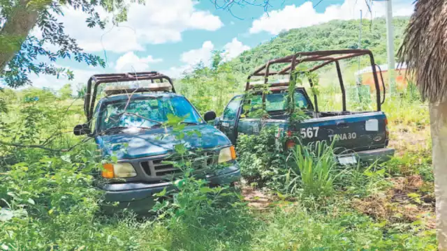 Las dos patrullas se pudren entre la maleza y no hay anuncios de su reactivación.